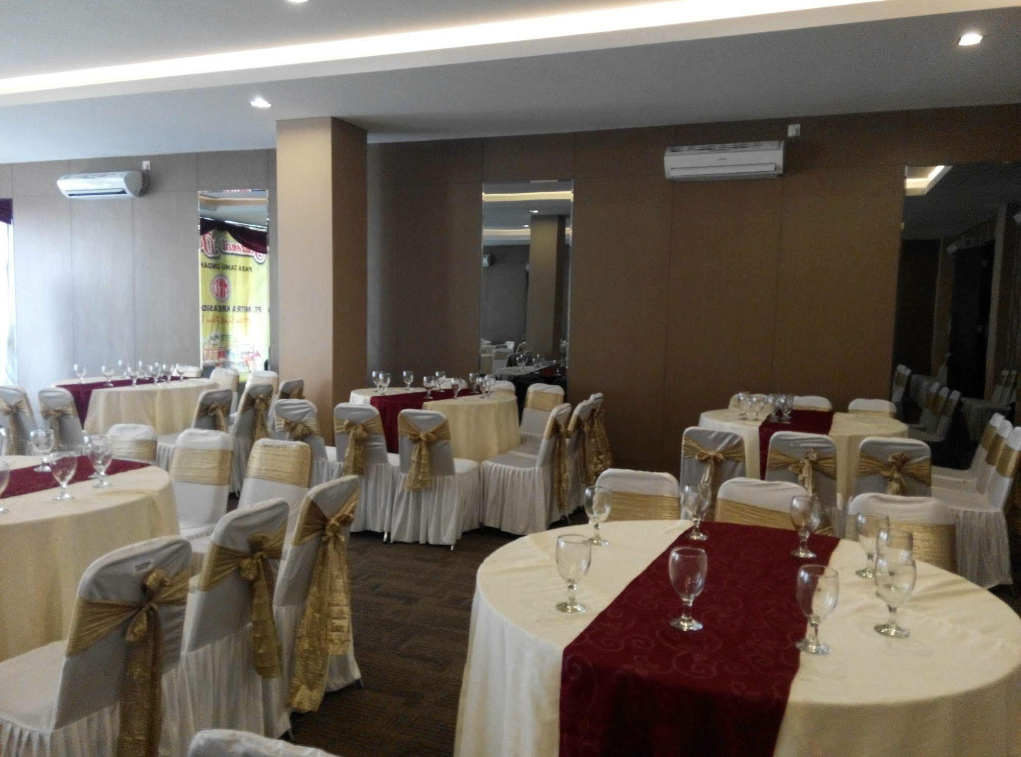 Viva Hotel Kediri, Azana Hotels Collection Кедири Экстерьер фото